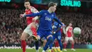 Sejak peluit awal dibunyikan, pertandingan berlangsung dengan tempo tinggi. Tampak dalam foto, pemain Arsenal, Gabriel Martinelli (kiri) berebut bola dengan Jake O'Brien dari Everton selama pertandingan lanjutan Premier League musim 2025/2026 melawan Everton di Emirates Stadium, Inggris, Sabtu 14 Maret 2026 waktu setempat atau Minggu (15/3/2026) dini hari WIB. (AP Photo/Kin Cheung)