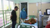 Menko PMK Muhadjir Effendy saat menengok penanganan anak penderita gizi buruk di RSUD Dr Chasan Boesoirie, Kota Ternate, Maluku Utara pada Minggu, 12 Juni 2022. (Dok Kemenko PMK RI)