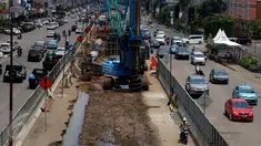 Pekerja mengerjakan proyek Light Rail Transit (LRT) di Jakarta, Jumat (24/2). Pemprov DKI Jakarta tetap optimistis LRT dapat beroperasi sebelum Asian Games 2018. (Liputan6.com/Gempur M Surya)