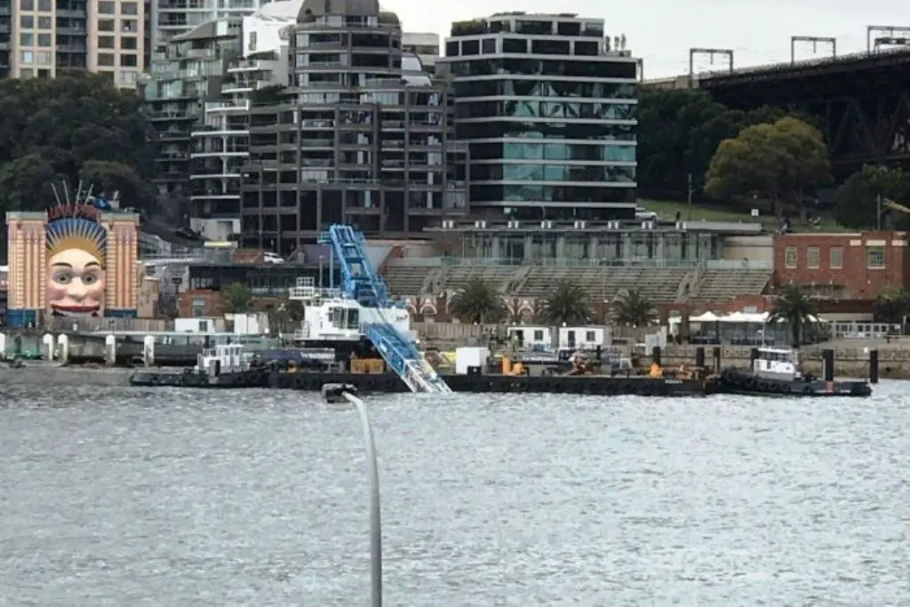 Crane jatuh dan tercebur ke Pelabuhan Sydney (Twitter/@Bayly)