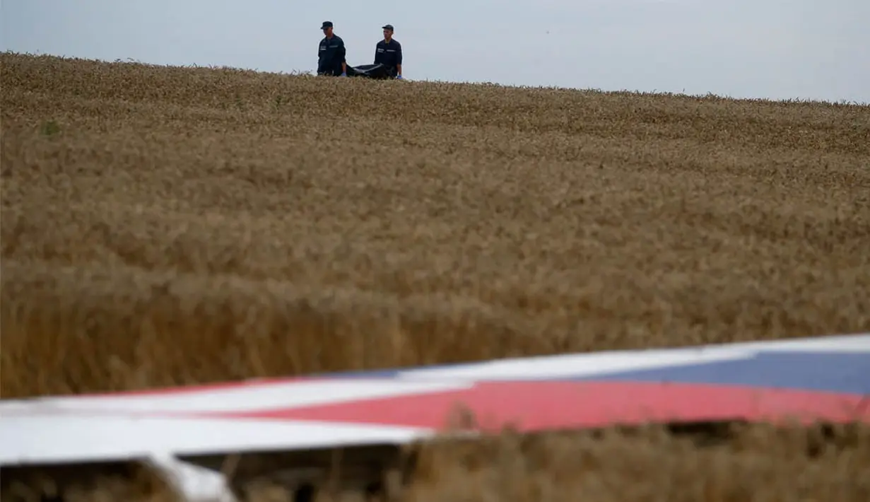  Peristiwa penembakan rudal pada pesawat MH-17 ini menewaskan hampir 300 penumpang dan 12 di antaranya WNI (REUTERS/Maxim Zmeyev)