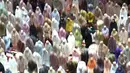 Tema ceramah yang disampaikan Nasaruddin Umar adalah Ramadan Hijau, Ramadan Bersama. Tampak dalam foto, umat Muslim saat melaksanakan salat Tarawih perdana Ramadan 1447 Hijriah di Masjid Istiqlal, Jakarta, Rabu 18 Februari 2026. (Kapanlagi.com/Budy Santoso)