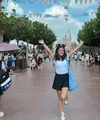 Libur ke Disneyland, Marsha Aruan memilih tampil santai mengenakan atasan kaos putih lengan pendek dipadukan celana pendek dan sneakersnya. [@aruanmarsha]
