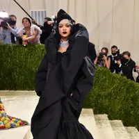 Rihanna tampil di acara Met Gala mengenakan koleksi Balenciaga Haute Couture. Gaun ini dihias secara khusus, dilengkapi dengan topi dan perhiasan yang serasi. Foto: Vogue.