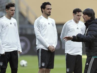 Pelatih Jerman, Joachim Loew, memberikan arahan kepada anak asuhnya saat sesi latihan jelang laga persahabatan di Berlin, Jerman, Selasa, (27/3/2018). Jerman akan berhadapan dengan Brasil. (AP/Michael Sohn)