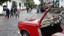 Pengunjung menggunakan masker berjalan-jalan di kawasan Kota Tua Jakarta, Kamis (29/10/2020). Libur panjang di masa pemberlakuan PSBB transisi Jakarta dimanfaatkan warga untuk mengunjungi lokasi-lokasi wiisata. (Liputan6.com/Helmi Fithriansyah)