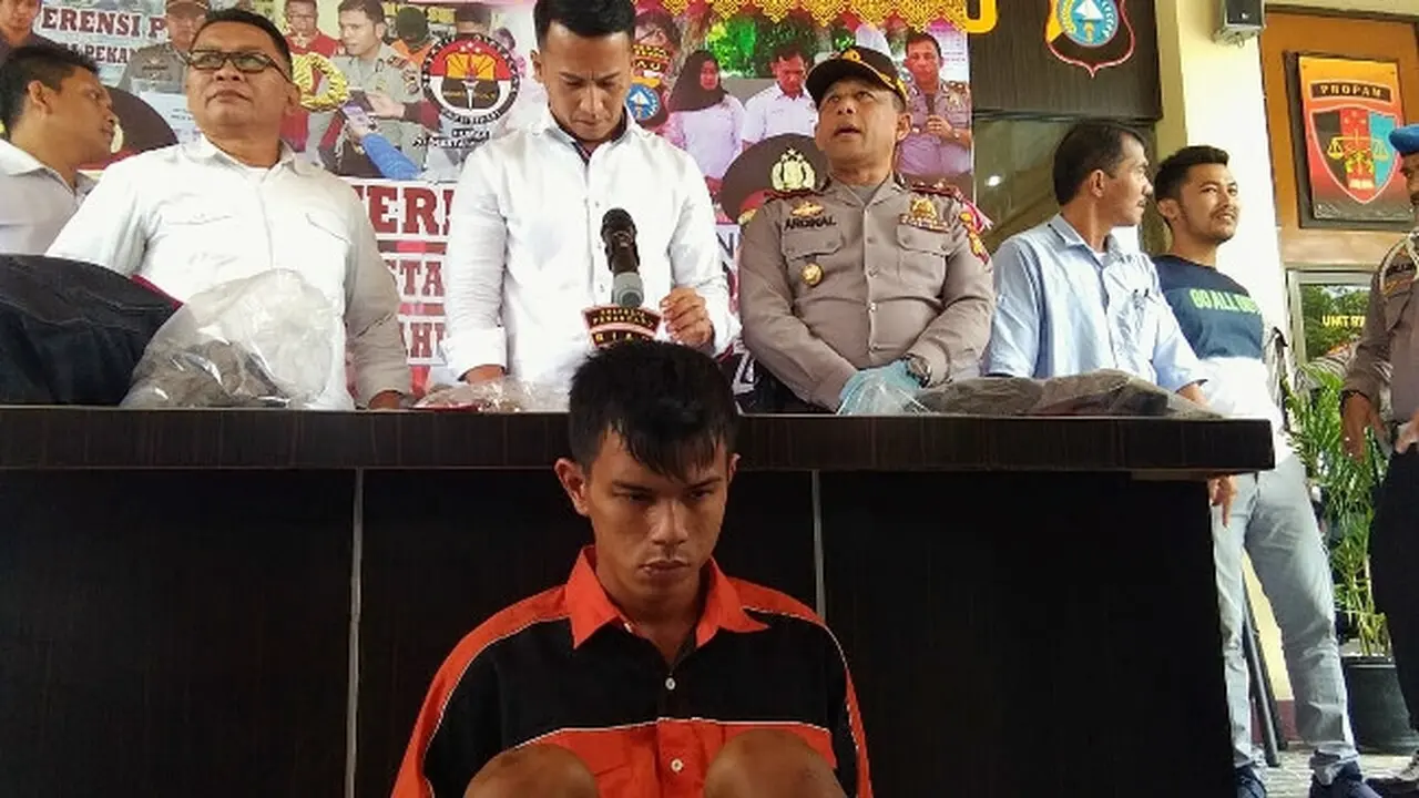 Pembunuh Ayu Safitri, Hendra Syahputra ketika berada di Mapolresta Pekanbaru