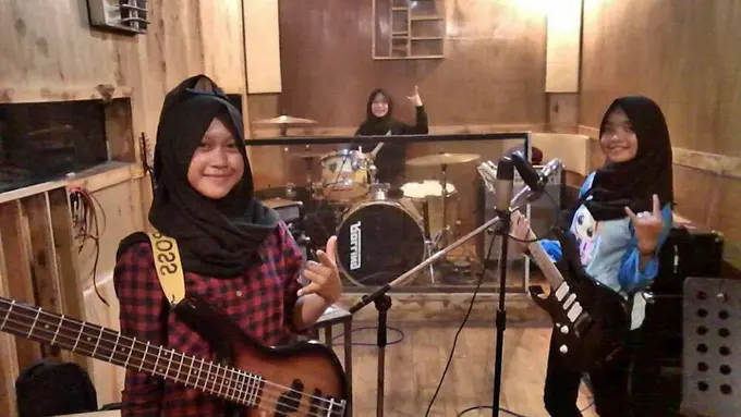 [Bintang] Keren, Band Remaja Berhijab dari Garut Ini Usung Musik Cadas