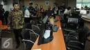 MenPANRB Yuddy Chrisnandi saat melakukan sidak di Pertanahan Jakarta Timur, Senin (11/7). Menpan RB juga melakukan sidak ke tempat-tempat pelayanan publik. (Liputan6.com/Johan Tallo)