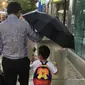 Foto tersebut menunjukkan kasih sayang seorang ayah demi anaknya