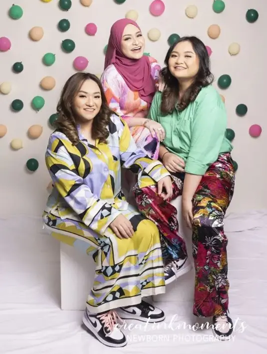 Sesuai dengan konsepnya, tiga saudara ini tampil sangat ceria dan bahagia banget. Tidak hanya kompak satu sama lain, Nathalie dan kedua adiknya juga memiliki paras yang sangat mirip. Ketiganya sama-sama memesona. (Liputan6.com/IG/@creatinkmoments)
