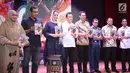 Artis Marcella Zalianty (ketiga kiri) berfoto bersama Kepala Bekraf Triawan Munaf (keempat kiri), Mantan Panglima TNI Gatot Nurmantyo (kedua kanan) saat peluncuran komik Keumalahayati di Jakarta, Senin (21/5). (Liputan6.com/Faizal Fanani)