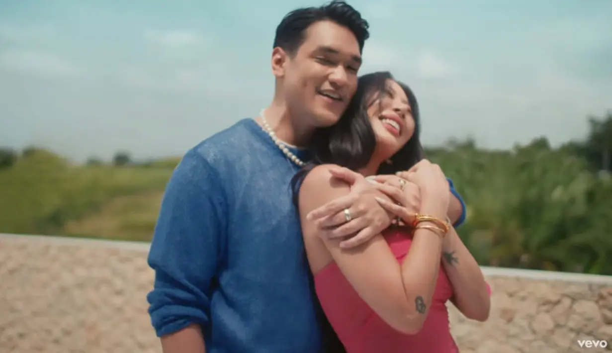 Meski begitu, netizen dibuat terkejut dengan interaksi keduanya. Pasalnya, Afgan dan Jessi terlihat begitu dekat dalam video klip 'Escape'. (Liputan6.com/YouTube/@afganofficial)