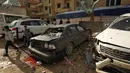 Sejumlah anak-anak beraktivitas di sekitar lokasi serangan bom mobil ganda di Kota Benghazi, Libya, Rabu (24/1). Seorang pejabat intelijen Libya, Mahdi al-Fellah, dilaporkan terluka. (AFP PHOTO/Abdullah DOMA)