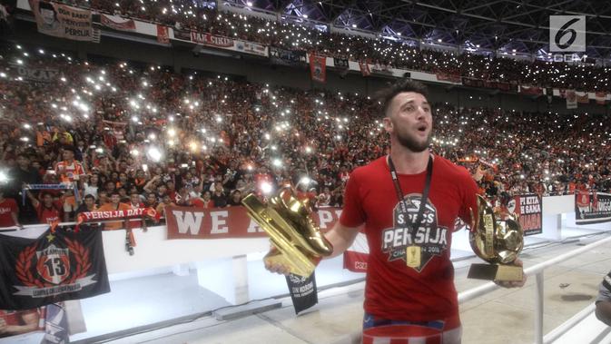 Striker Persija Jakarta, Marko Simic berselebrasi sebagai pemain terbaik usai laga final Piala Presiden 2018 melawan Bali United di Stadion Utama GBK, Senayan, Jakarta, Sabtu (17/2). Persija menang 3-0 atas Bali United. (Liputan6.com/Arya Manggala)