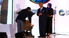 Djohar Arifin Husin membuka kongres PSSI dengan memukul gong (PSSI.org)