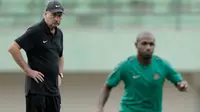 Ekspresi Alfred Riedl saat mengawasi Boaz Solossa dkk di sela latihan Timnas Indonesia di Stadion Manahan Solo Jawa Tengah, Sabtu (23/9/2016).  (Bola.com/Peksi Cahyo)