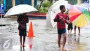 Musim hujan dimanfaatkan sejumlah anak untuk mengojek payung, Jakarta, Selasa (1/11). Musim hujan membawa berkah bagi anak-anak tersebut karena bisa mendapatkan rezeki lebih dari jasa ojek payung. (Liputan6.com/Angga Yuniar)
