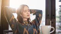 ilustrasi perempuan mendengar musik/copyright by KONGPHOTOGRAPHER from Shutterstock