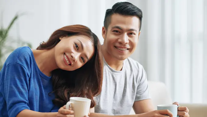 perempuan dan pasangan 10 juli tawa