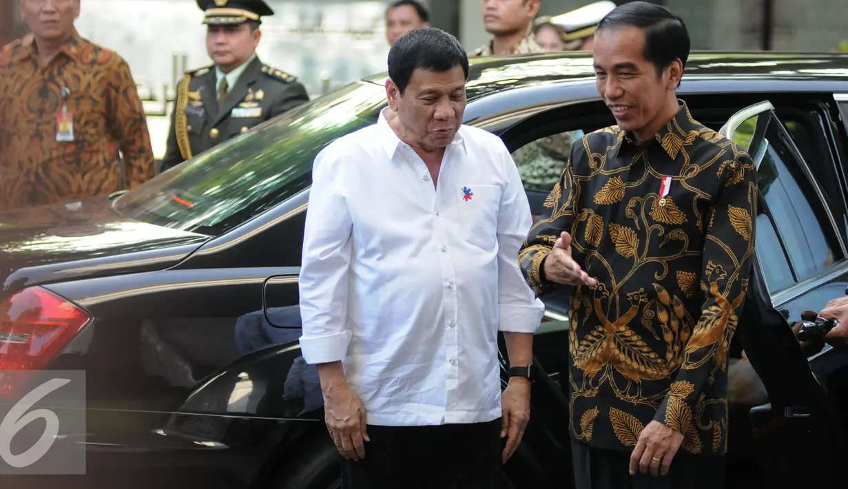 Presiden Rodrigo Duterte disambut Presiden Joko Widodo saat tiba di Istana Negara, Jakarta, Jumat (9/9). Duterte memilih Indonesia sebagai tujuan kunjungan pertama karena melihat Indonesia adalah mitra strategis Filipina. (Liputan6.com/Faizal Fanani)