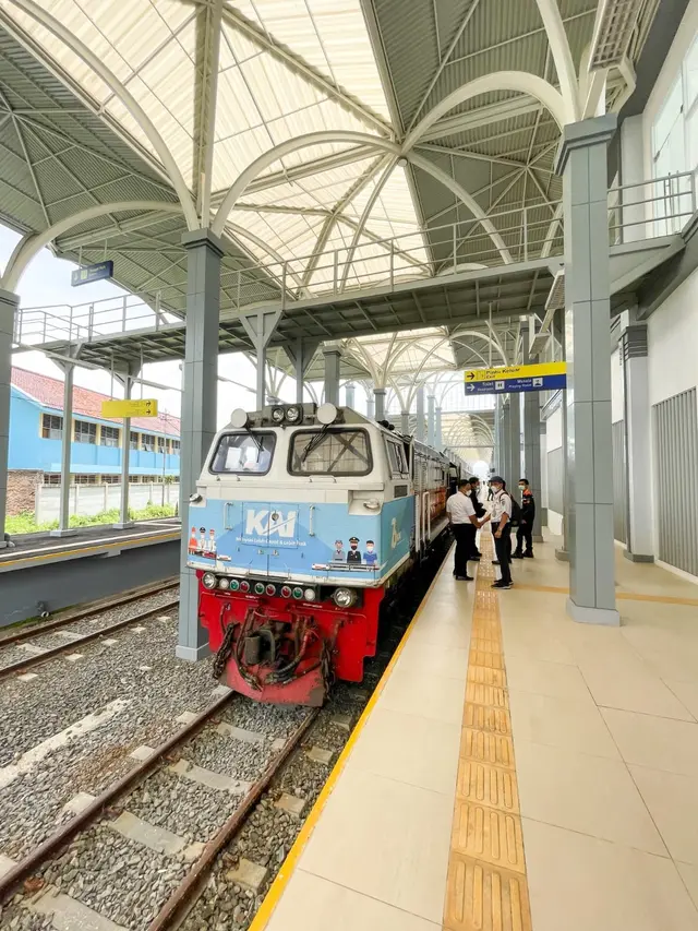 Sejumlah petugas tengah mempersiapkan perjalanan, dalam salah satu uji coba di Stasiun Garut Kota, Garut, Jawa Barat beberapa waktu lalu.
