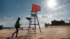 Sebuah kursi penjaga pantai yang kosong berdiri di Coney Island, salah satu tujuan pantai paling populer di wilayah Brooklyn di New York City (29/6/2022). Kota New York menghadapi kekurangan penjaga pantai di kolam renang kota dan pantai tahun ini, memaksa beberapa daerah untuk membatasi waktu berenang. (Spencer Platt/Getty Images/AFP)