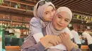 Gemasnya pose Sienna memeluk sang ibu sambung, Nesya Ayu dalam balutan outfit yang senada, bernuansa ungu muda pastel. [Foto: Instagram/nesyanabila]