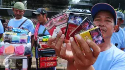 Pedagang memperlihatkan sejumlah rokok saat menggelar aksi damai Terimakasih tembakau di Jakarta, Selasa (31/50). Dalam aksi tersebut mereka melakukan penolakan terhadap hari tanpa tembakau sedunia yang jatuh pada tagl 31 mei. (Liputan6.com/Angga Yuniar)