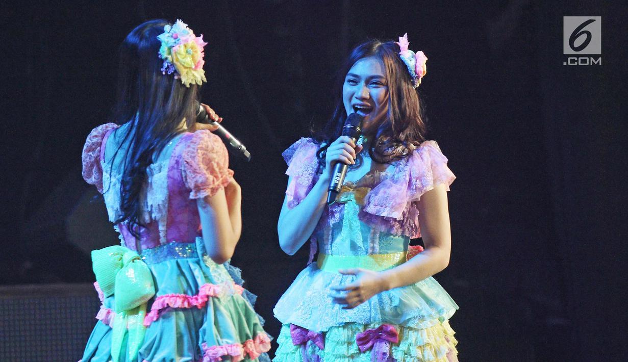 Penampilan member JKT 48 saat menghibur penonton dalam acara 'JKT48 Request Hour Setlist Best 30 2017' di Balai Sarbini, Jakarta, Sabtu (4/11). Para fans memilih 30 lagu dari antara seluruh lagu yang ada dengan cara voting. (Liputan6.com/Herman Zakharia)