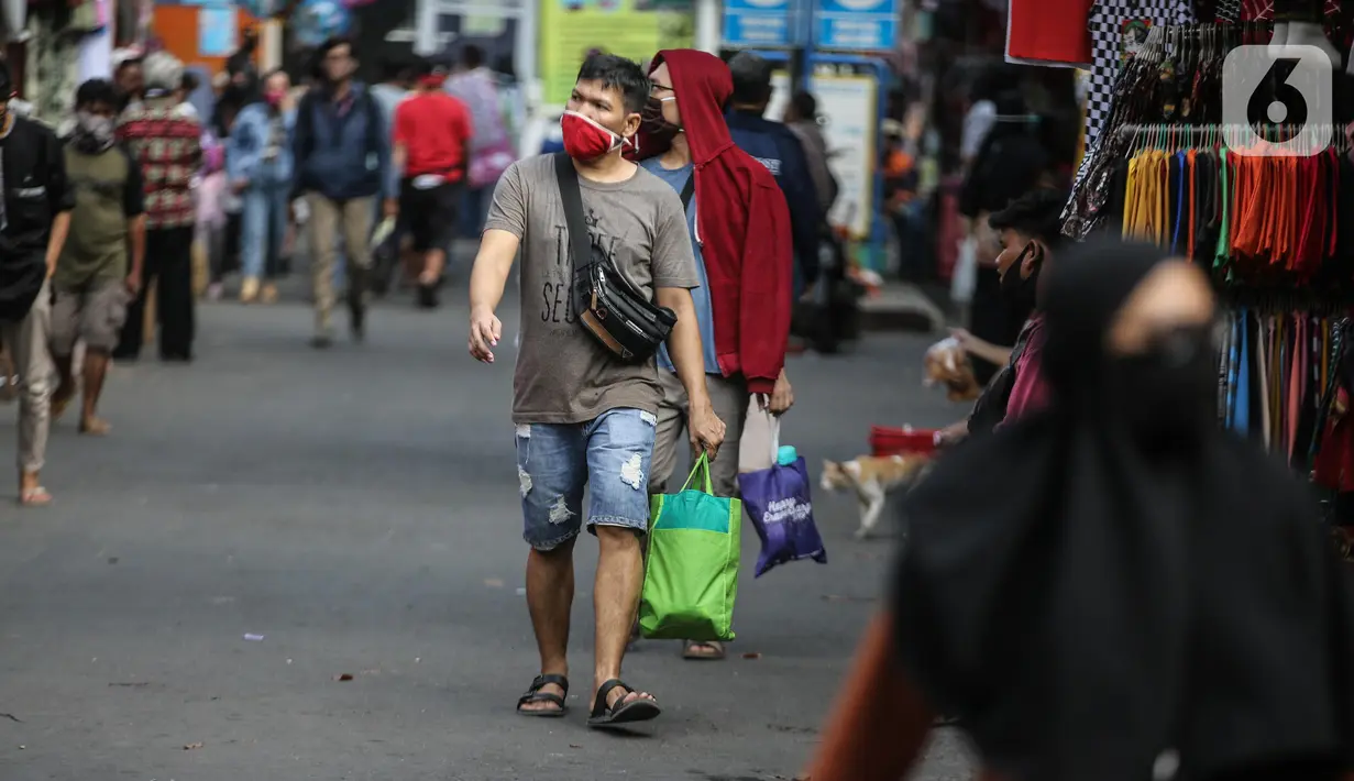 Warga membawa barang belanjaan dengan menggunakan kantong plastik di Kawasan Pasar Jatinegara, Jakarta, Selasa (30/6/2020). Pemerintah Provinsi DKI Jakarta bakal resmi menerapkan larangan penggunaan kantong plastik sekali pakai mulai Rabu, 1 Juli 2020 besok. (Liputan6.com/Faizal Fanani)