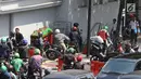 Sejumlah pengendara sepeda motor mencoba menerobos kawat berduri saat penutupan ruas Jalan Veteran akibat sidang sengketa Pilpres 2019 di Gedung MK, Jakarta, Selasa (18/6/2019). Penutupan Jalan Veteran mengakibatkan kemacetan lalu lintas di sekitar kawasan tersebut. (Liputan6.com/JohanTallo)