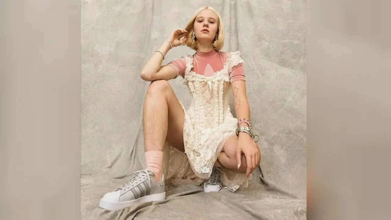 Arvide Bystrom, model cantik berbulu kaki asal Swedia (Instagram/@arvidabystrom)