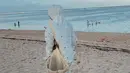 Sebagai penulis best seller, karya-karya Tsana selalu dinantikan. Banyak cara Tsana untuk mencari inspirasi tulisannya seperti berlibur ke pantai. Gaya penampilan Tsana di pantai ini curi perhatian, karena pakai outfit putih yang membuatnya kian menawan. (Liputan6.com/IG/@ntsana)