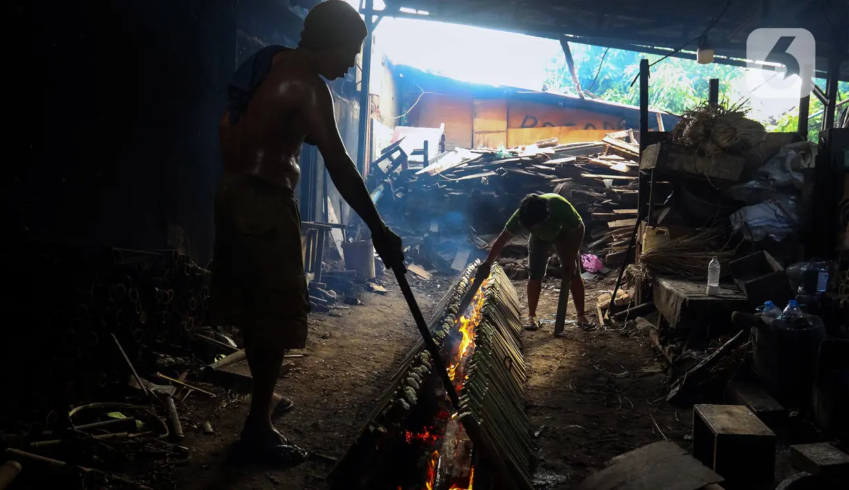 Menurut pekerja, saat Ramadan tahun ini mereka memproduksi lemang sebanyak 200-250 buah per harinya. (Liputan6.com/Herman Zakharia)