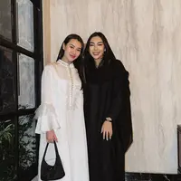 Ia juga memilih mengenakan gamis putih dengan aksen keemasan dibagian dada lalu lengan model terompet berlace. Dipadukan sandal selop putih sambil membawa handbag hitam [@aaliyah.massaid]