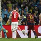 Lionel Messi saat 'mencongkel' bola lewati David Ospina (Reuters)