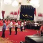 Presiden Jokowi serahkan bonus kepada atlet peraih medali Asian Games 2018 di Istana Negara, Minggu (2/9/2018). (Liputan6.com/Hanz Jimenez Salim)