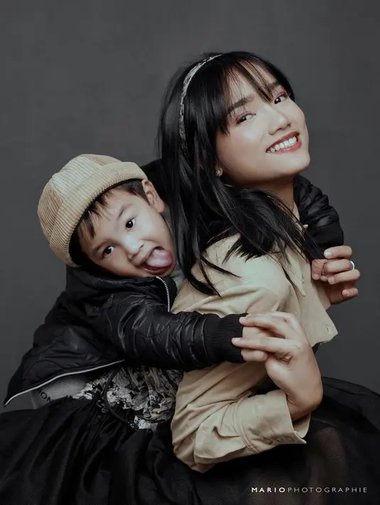 Meski statusnya sebagai tante Gala Sky, Fuji sudah menjalankan tugasnya sebagai seorang ibu sejak usia muda. Netizen pun tak berhenti memuji bagaimana perkembangan Gala yang tumbuh menjadi bocah yang cerdas, ganteng, menggemaskan, dan bertubuh sehat. (Liputan6.com/IG/@fuji_an)