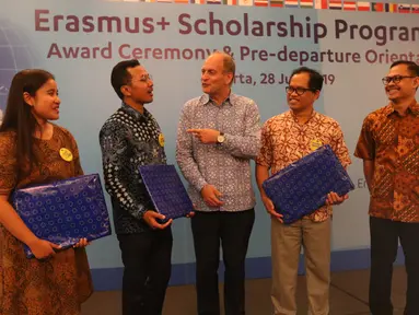 Charge d'affaires a.i., Delegation of the European Union to Indonesia and Brunei Darussalam Charles-Michel Geurts (tengah) berbincang kepada penerima beasiswa saat "Award Ceremony, Pre-Deperture Orientation and Alumni Gathering di Jakarta, Minggu (28/7/2019). (Liputan6.com/Angga Yuniar)