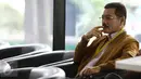 Mantan Menteri Dalam Negeri Gamawan Fauzi duduk menunggu memenuhi panggilan KPK, Jakarta, Rabu (12/10).  Pemanggilan Gamawan terkait kasus dugaan korupsi proyek penerapan e-KTP. (Liputan6.com/Helmi Afandi)