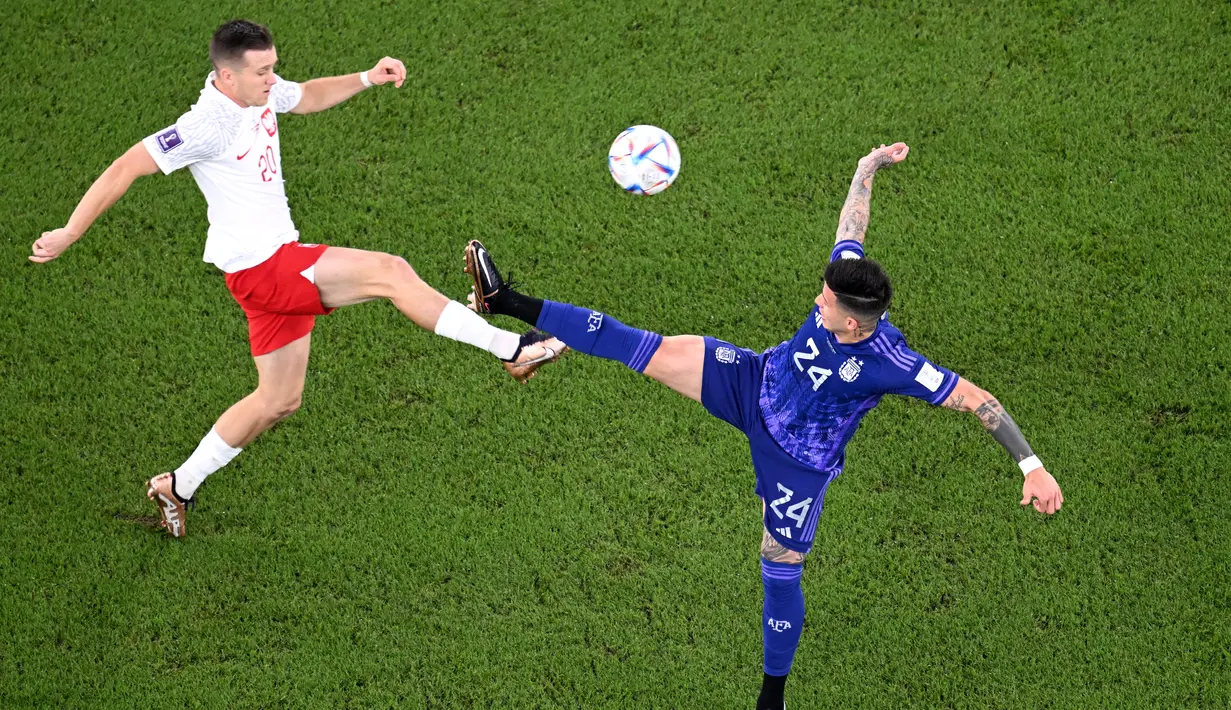 <p>Gelandang Argentina, Enzo Fernandez berebut bola dengan gelandang Polandia, Piotr Zielinski pada pertandingan Grup C Piala Dunia Qatar 2022 di Stadion 974 di Doha pada 30 November 2022. Enzo sepakat dengan kontrak panjang selama delapan tahun di Stamford Bridge hingga 2031. (AFP/Kirill KUDRYAVTSEV)</p>