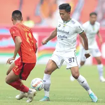 Pemain Persib Bandung, Edo Febriansyah (kanan) menguasai bola dibayangi pemain Persija Jakarta, Muhammad Ferarri pada laga pekan ke-11 BRI Liga 1 2023/2024 di Stadion Patriot Candrabhaga, Bekasi, Sabtu (2/9/2023). (Bola.com/Abdul Aziz)