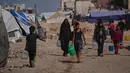 Ia mendesak pembukaan semua penyeberangan, termasuk Rafah, dan menjelaskan bahwa sejumlah besar bantuan telah terkumpul di Al-Arish, Mesir yang siap memasuki Gaza segera setelah penyeberangan dibuka. (AP Photo/Abdel Kareem Hana)