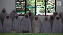 Santriwati melakukan salat berjamaah di Pesantren Tarbiyah Islamiyah Ar-Raudlatul Hasanah, Medan, Sumatera Utara (21/5). Setiap Ramadan para santri melakukan salat dan tadurus Alquran berjamaah. (Liputan6.com/Reza Perdana)