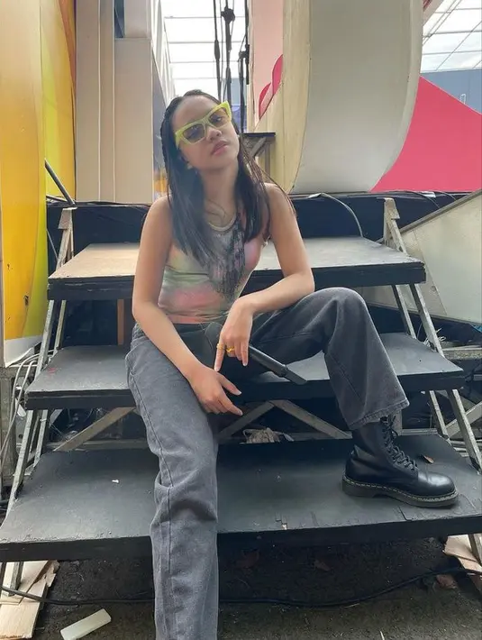 <p>Gaya fashion Neona terlihat modis seperti anak m uda sekarang. Terlihat simple namun tetap terlihat keren. [Foto: Instagram.com/riafinola]</p>