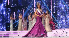 Miss Cartagena, Laura Gonzalez berjalan di atas panggung setelah dinobatkan menjadi Miss Colombia 2017 di Cartagena, Kolombia (20/3). Gonzales dinobatkan sebagai Miss Colombia 2017 setelah mengalahkan 23 kandidat lainnya. (AFP/Joaquiin Sarmiento)