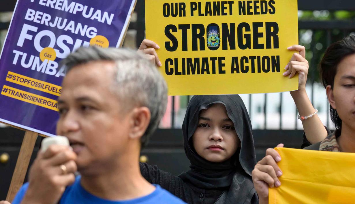 Aktivis lingkungan menggelar aksi unjuk rasa mendesak pemerintah Indonesia untuk menunjukkan komitmen terhadap transisi dari bahan bakar fosil di depan kantor Kementerian Energi dan Sumber Daya Mineral (ESDM), Jakarta, Rabu 22 April 2026. Sejumlah aktivis lingkungan menggelar aksi unjuk rasa mendesak pemerintah Indonesia untuk mempercepat transisi dari bahan bakar fosil menuju energi yang lebih ramah lingkungan. (BAY ISMOYO/AFP)