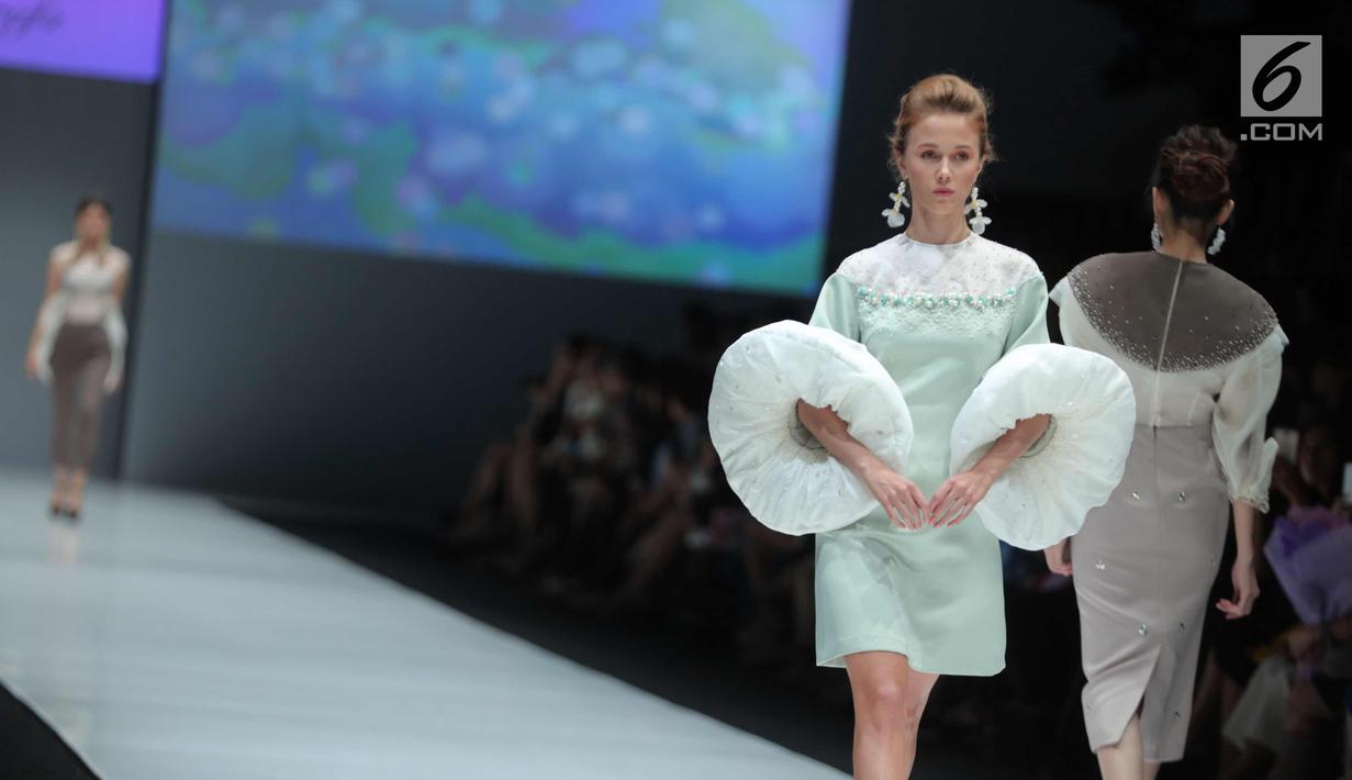 Sejumlah model berjalan diatas catwalk membawakan rancangan desainer Bunka School of Fashion dalam ajang Jakarta Fashion Week 2018 di Senayan City, Jakarta, Kamis (26/10). (Liputan6.com/Faizal Fanani)