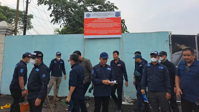 Menteri Lingkungan Hidup, Hanif Faisol Nurofiq menyegel sebuah gudang pengolahan limbah oli dan plastik di kawasan Pasar Kemis, Kabupaten Tangerang.